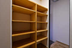 ウォークインクローゼットの棚。棚板の高さを変えられます。（123号室）(2020-03-06,専有部,ROOM,1F)