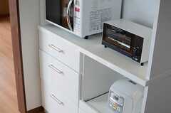 向かいの棚にキッチン家電が収まっています。(2013-08-30,共用部,KITCHEN,4F)