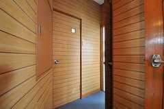 廊下の様子。正面のドアがトイレです。(2013-08-30,共用部,OTHER,4F)