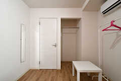 専有部の様子2。ドア横は収納スペースです。（301号室）(2020-09-08,専有部,ROOM,3F)