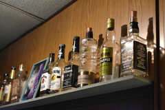頭上の棚には様々なお酒のボトルが飾られています。(2021-12-17,共用部,LIVINGROOM,1F)