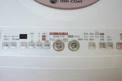 リビングに設置された洗濯機は乾燥機能付きです。(2015-05-26,共用部,LAUNDRY,1F)