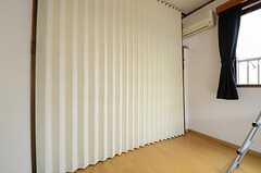 部屋はアコーディオンカーテンで区切られます。（303号室）(2012-11-22,専有部,ROOM,3F)