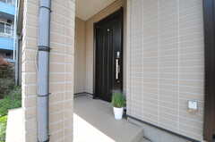 シェアハウスの玄関ドアの様子。(2012-05-14,周辺環境,ENTRANCE,1F)