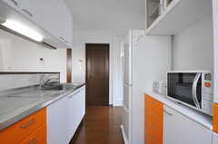 キッチンの様子2。正面のドアは廊下につながっています。(2012-05-14,共用部,KITCHEN,1F)