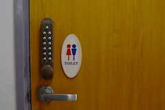 トイレにはナンバー式の鍵が取り付けられています。(2013-10-21,共用部,TOILET,4F)
