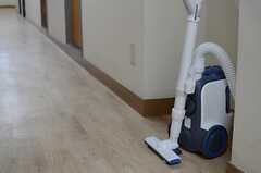 廊下に置かれた掃除機は自由に使えます。(2013-10-21,共用部,OTHER,2F)