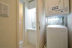 脱衣室の様子。左手からバスルーム、洗面台、洗濯機です。洗濯機の上には乾燥機が設置されています。(2016-04-12,共用部,BATH,1F)