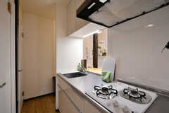 キッチンの様子2。冷蔵庫は各部屋に設置されています。(2020-03-24,共用部,KITCHEN,1F)