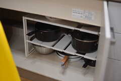フライパンや鍋類はシンク下に収納されています。(2021-09-03,共用部,KITCHEN,1F)