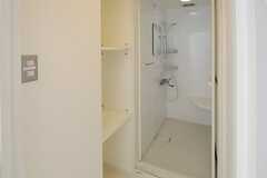 シャワールームの様子。手前が脱衣室で、シャワーは腰掛けて浴びられます。(2011-08-30,共用部,BATH,2F)