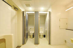 暖房便座付きのトイレの様子。(2011-08-30,共用部,TOILET,6F)