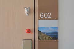 ルームナンバーの下は好きな写真やポストカードなどを入れられます。ドアにはマグネットを付けられます。（602号室）(2008-02-19,専有部,ROOM,6F)
