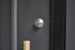 玄関は、宅配業者が出入りできるように鍵は掛からない仕様とのこと。(2019-02-06,周辺環境,ENTRANCE,1F)