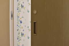 専有部のドア。引き戸です。（201号室）(2018-03-01,専有部,ROOM,2F)