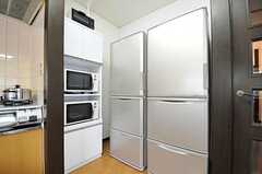 冷蔵庫は2台用意されています。(2013-04-12,共用部,KITCHEN,2F)