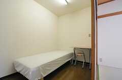 奥のスペースはベッドルームとして使えます。（203号室）(2013-04-12,専有部,ROOM,2F)