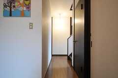 廊下の様子。右手のドアはトイレです。(2013-04-12,共用部,OTHER,1F)