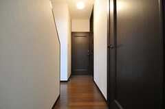 廊下の様子2。右手前のドアがバスルーム。正面のドアが103号室で、隣が104号室です。(2013-04-12,共用部,OTHER,1F)