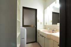 脱衣室の様子。洗濯機と洗面台が設置されています。(2013-04-12,共用部,BATH,1F)