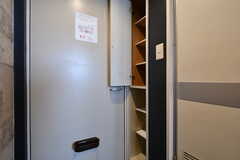 ドアの隣に靴箱が設置されています。（120号室）(2020-02-04,専有部,ROOM,1F)