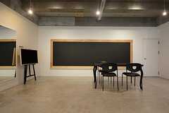 大きな黒板には、デザイナーが絵を描かれるそうです。右手のドアはシアタールーム。(2014-10-16,共用部,OTHER,1F)