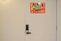 女性専用の浴室に入るドアは、オートロックです。(2014-10-16,共用部,BATH,1F)