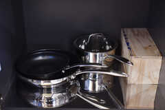 キッチン下に鍋類が収納されています。(2023-01-27,共用部,KITCHEN,1F)