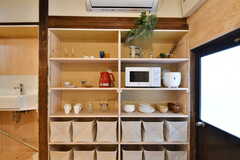 造作棚には食器類やキッチン家電が置かれています。棚の下部は専有部ごとに使えるスペースです。(2023-01-27,共用部,KITCHEN,1F)