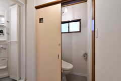 シャワルームの脱衣室の奥がトイレです。(2023-01-27,共用部,BATH,1F)