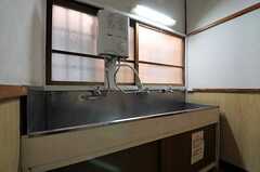 廊下に設置された洗面台の様子。(2011-06-10,共用部,OTHER,2F)