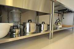 キッチン下部は鍋などを置ける収納スペースになっています。(2011-10-13,共用部,KITCHEN,2F)