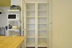 各部屋ごとに使える食器などを収納できるスペースの様子。(2011-10-13,共用部,KITCHEN,2F)