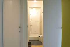 脱衣室とシャワールームの様子。シャワールームは各フロアに設けられています。(2011-10-13,共用部,BATH,1F)
