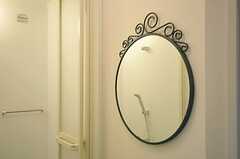 アイアン製の鏡があります。(2011-10-13,共用部,BATH,1F)