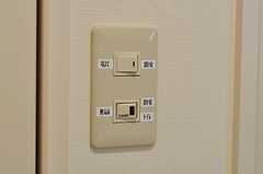 廊下のスイッチには説明シールが貼られています。(2011-10-13,専有部,ROOM,2F)