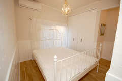専有部の様子。白くて大きなベッド。（204号室）(2008-12-15,専有部,ROOM,2F)
