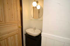専有部の様子5。洗面台は入口の隣にある。（204号室）(2008-12-15,専有部,ROOM,2F)