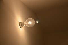 階段室の照明は裸電球です。(2014-03-31,共用部,OTHER,2F)