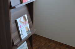 美容関係の書籍が並びます。オーナーさんからヘアケア商品のプレゼントもあるのだそう。(2014-03-31,共用部,LIVINGROOM,3F)