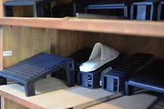 靴箱は横に長く、重ねて置けるグッズも用意されています。(2012-10-16,周辺環境,ENTRANCE,1F)