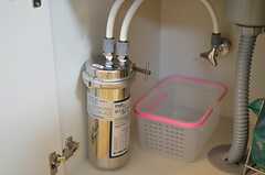 シンク下には、業務用の浄水器のタンクが付いています。(2012-10-16,共用部,KITCHEN,1F)