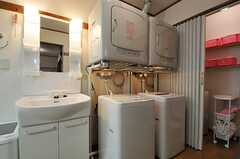 洗面台、洗濯機、乾燥機の様子。乾燥機はガス式です。(2012-10-16,共用部,LAUNDRY,1F)