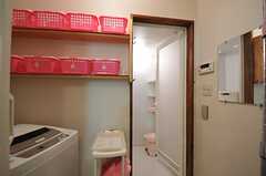 脱衣室の様子。洗面道具を置けるスペースもあります。(2012-10-16,共用部,BATH,1F)