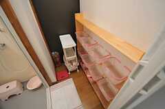 シャワールームの脱衣室。廊下との仕切りはアコーディオンカーテンです。(2012-10-16,共用部,BATH,1F)