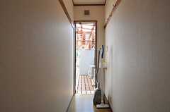 ベランダへと続く廊下。（204号室）(2012-10-16,共用部,OTHER,2F)