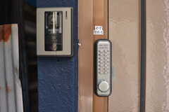 玄関の鍵はナンバー式。インターホンはカメラ付きです。(2019-05-23,周辺環境,ENTRANCE,1F)