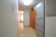 廊下には冷蔵庫と収納が設けられています。(2014-04-28,共用部,OTHER,1F)