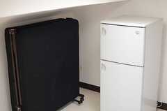 ベッドと冷蔵庫が備え付けです。（301号室）(2014-04-28,専有部,ROOM,3F)