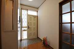 内部から見た玄関周りの様子。(2011-06-22,周辺環境,ENTRANCE,2F)